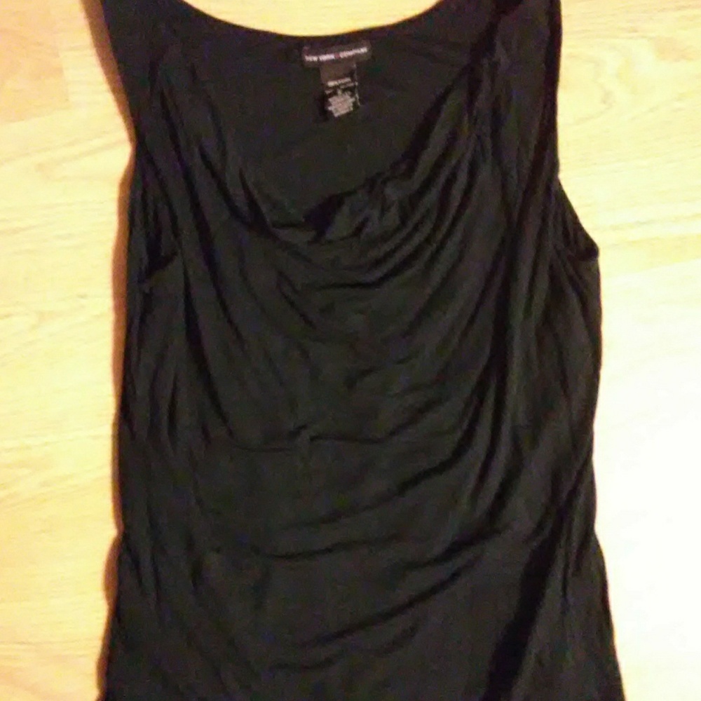 4/$30 🖤 Black tank top w/ cow neck size S